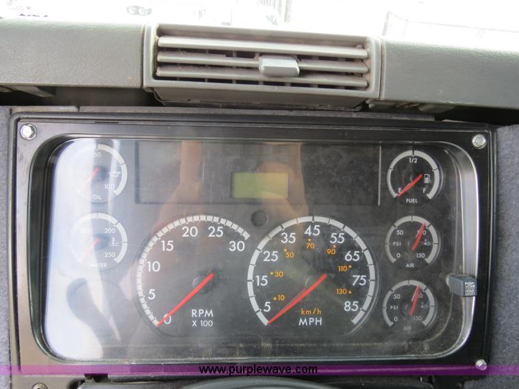 image for item B2498 2003 Freightliner Columbia semi truck