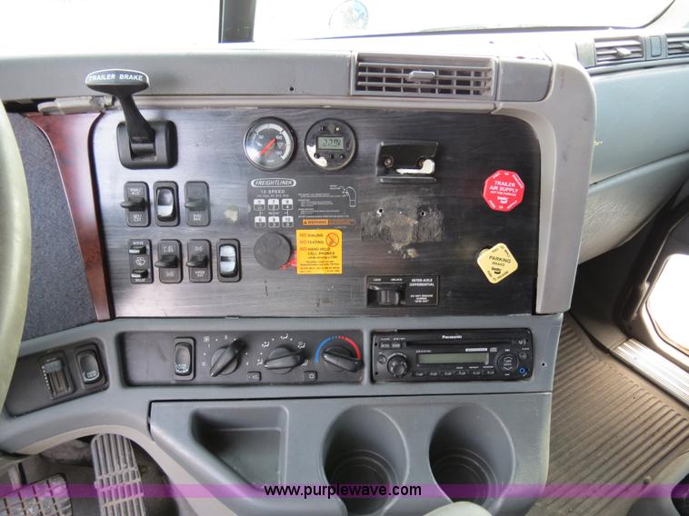 image for item B2498 2003 Freightliner Columbia semi truck