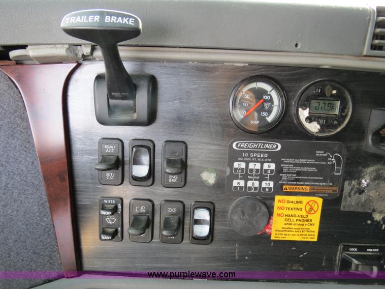 image for item B2498 2003 Freightliner Columbia semi truck