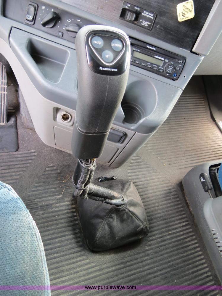 image for item B2498 2003 Freightliner Columbia semi truck