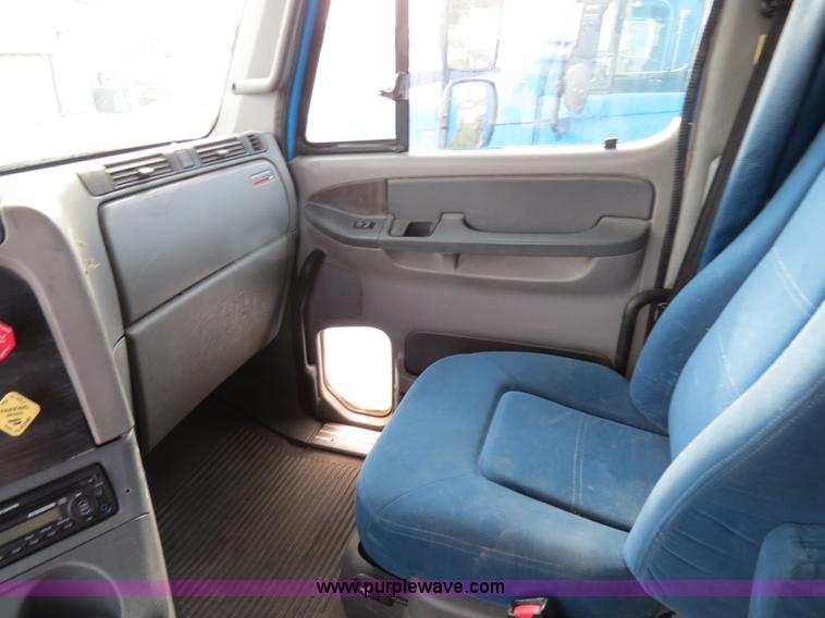 image for item B2498 2003 Freightliner Columbia semi truck