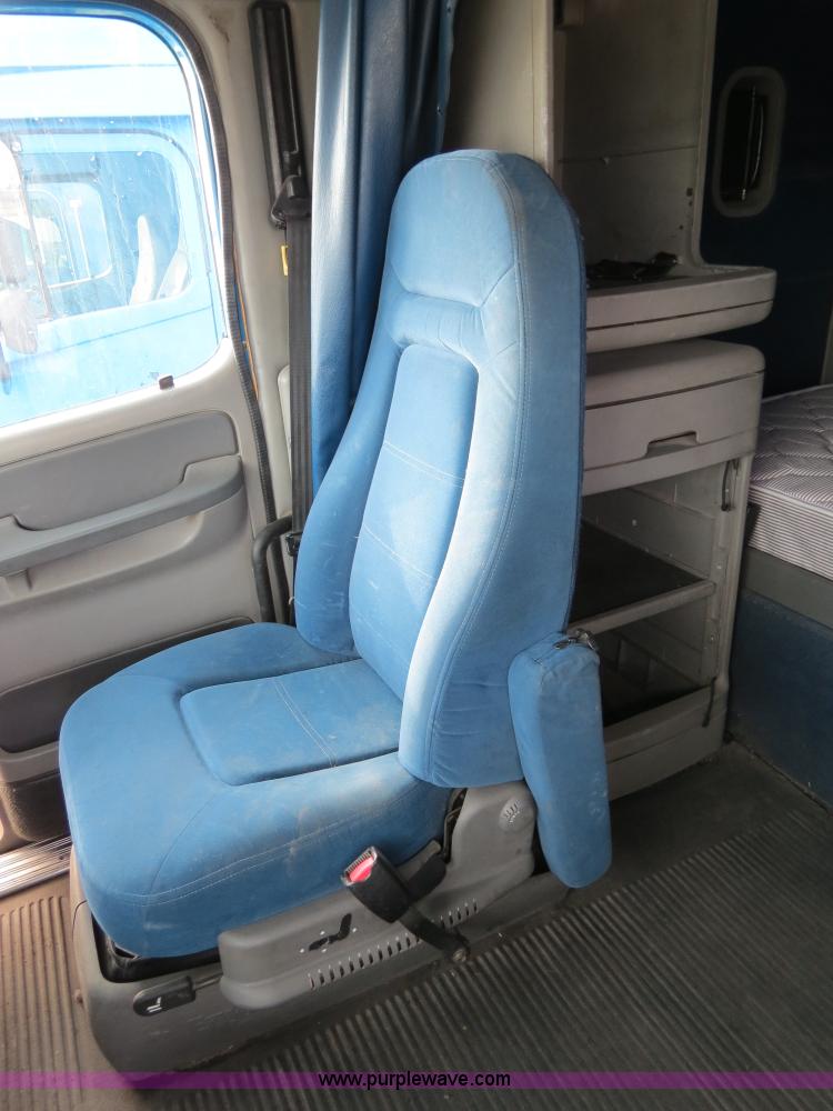 image for item B2498 2003 Freightliner Columbia semi truck