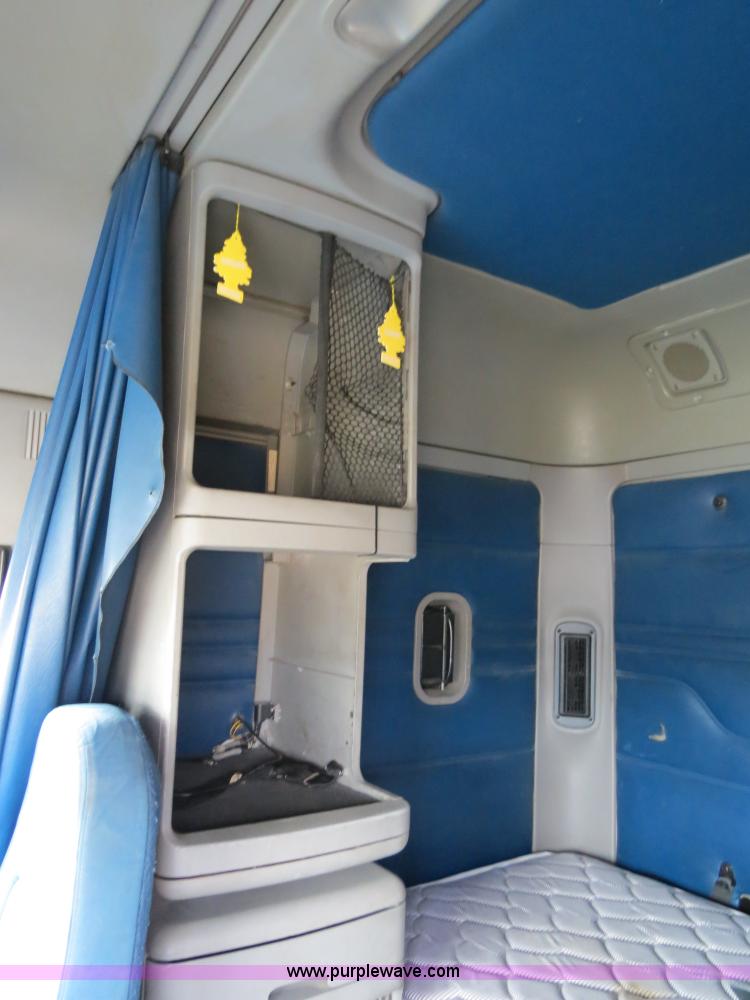 image for item B2498 2003 Freightliner Columbia semi truck