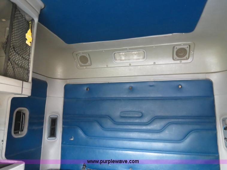 image for item B2498 2003 Freightliner Columbia semi truck