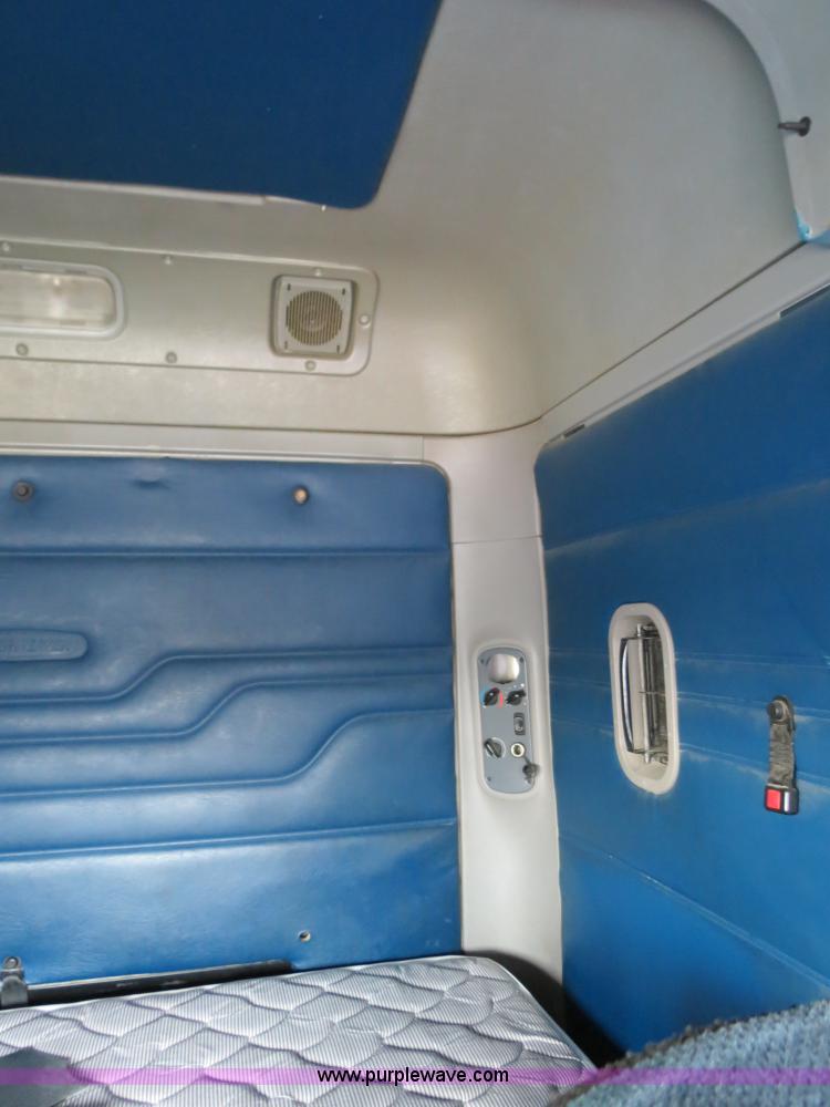 image for item B2498 2003 Freightliner Columbia semi truck