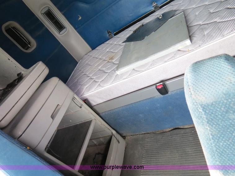 image for item B2498 2003 Freightliner Columbia semi truck