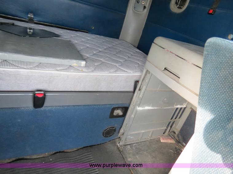 image for item B2498 2003 Freightliner Columbia semi truck