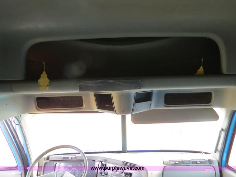 image for item B2498 2003 Freightliner Columbia semi truck