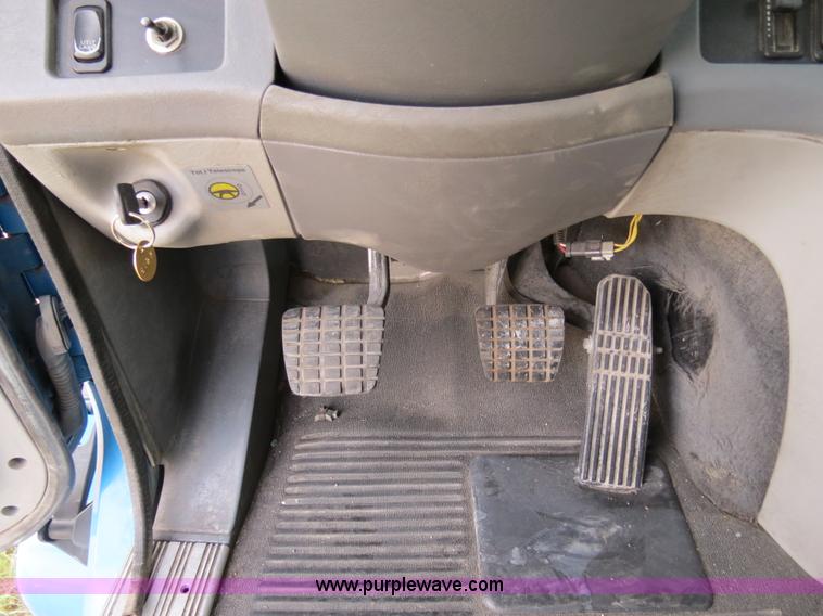 image for item B2498 2003 Freightliner Columbia semi truck