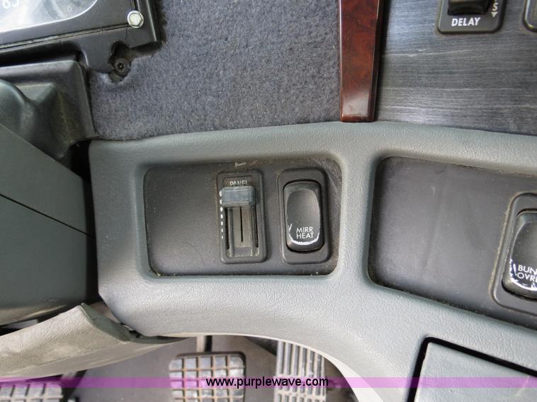 image for item B2498 2003 Freightliner Columbia semi truck