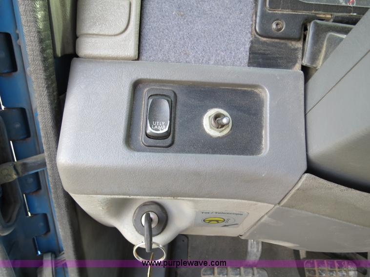 image for item B2498 2003 Freightliner Columbia semi truck