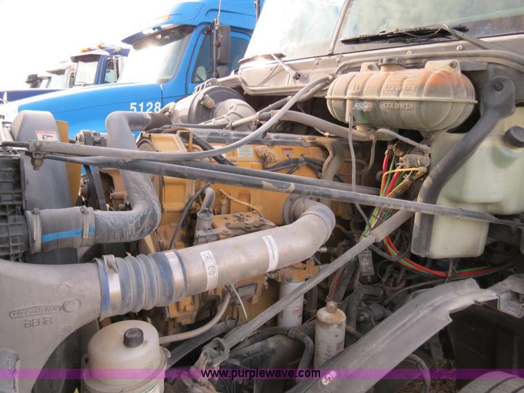 image for item B2498 2003 Freightliner Columbia semi truck