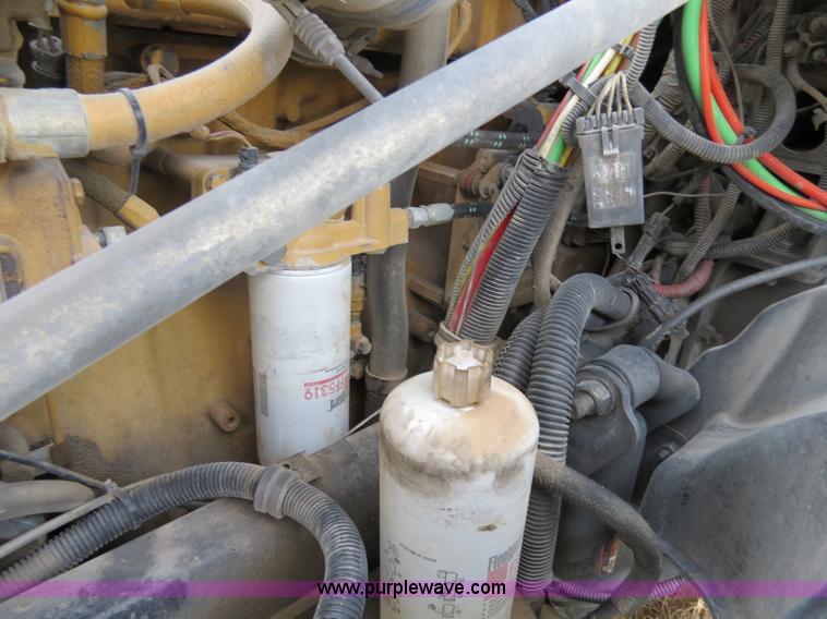 image for item B2498 2003 Freightliner Columbia semi truck