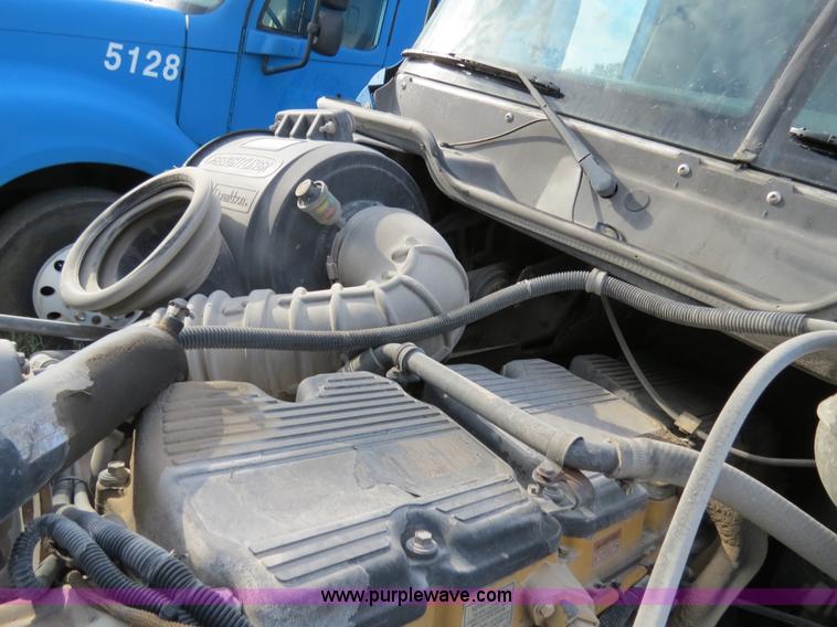 image for item B2498 2003 Freightliner Columbia semi truck