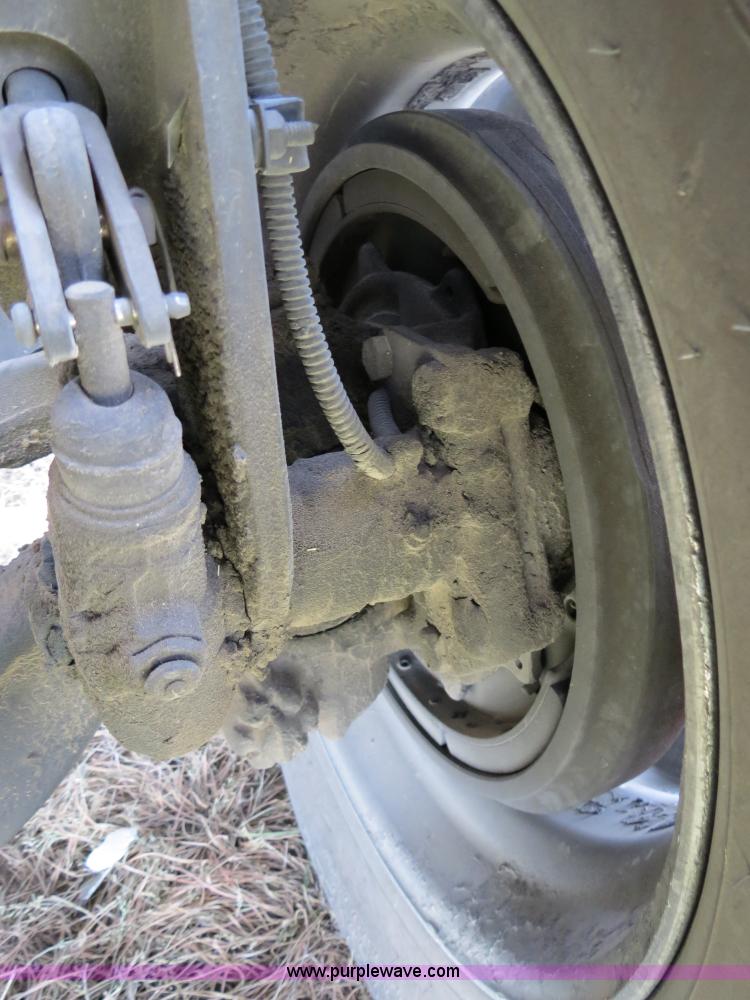 image for item B2498 2003 Freightliner Columbia semi truck