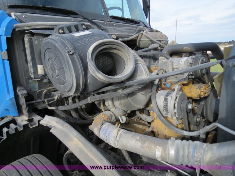 image for item B2498 2003 Freightliner Columbia semi truck