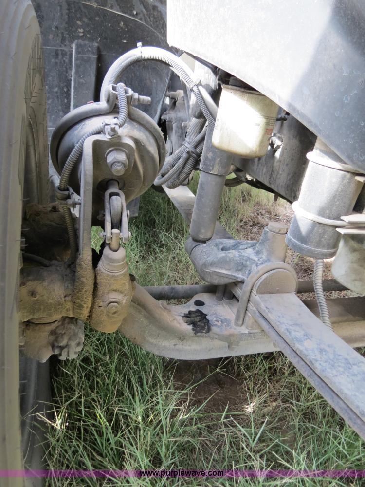 image for item B2498 2003 Freightliner Columbia semi truck