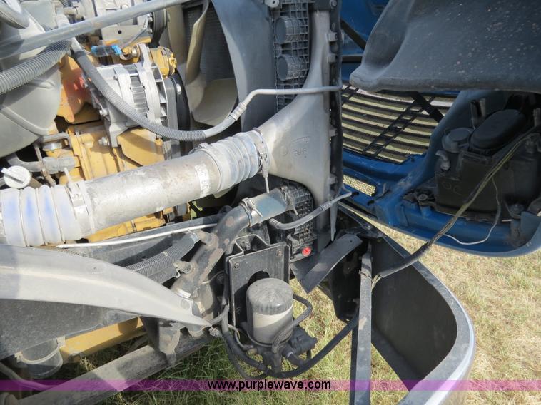 image for item B2498 2003 Freightliner Columbia semi truck