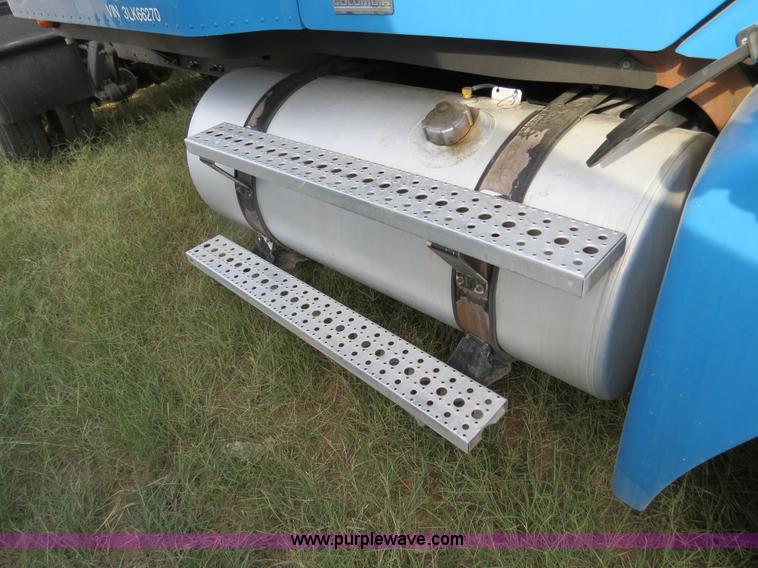 image for item B2498 2003 Freightliner Columbia semi truck