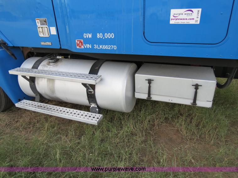 image for item B2498 2003 Freightliner Columbia semi truck