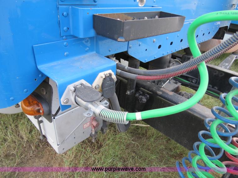 image for item B2498 2003 Freightliner Columbia semi truck