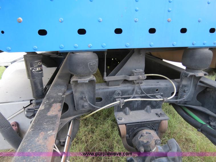 image for item B2498 2003 Freightliner Columbia semi truck