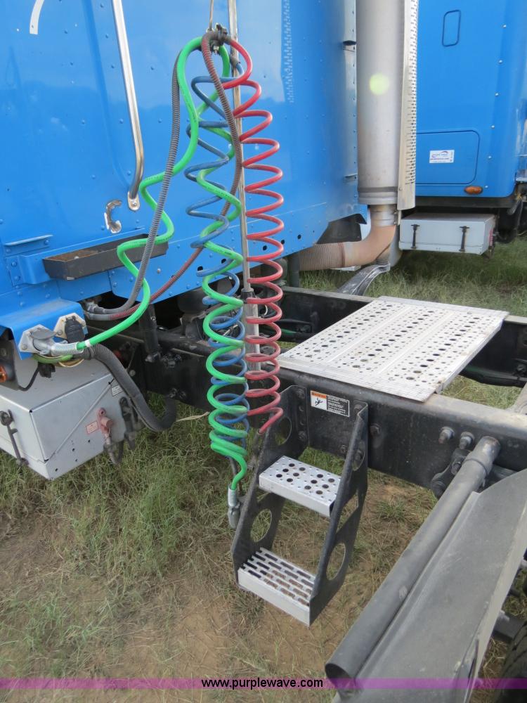 image for item B2498 2003 Freightliner Columbia semi truck