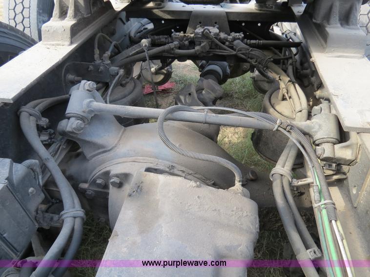 image for item B2498 2003 Freightliner Columbia semi truck