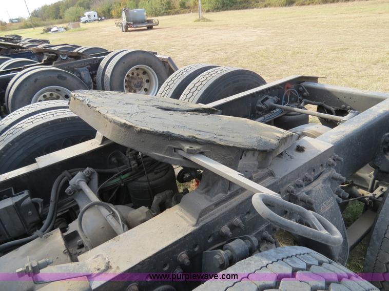 image for item B2498 2003 Freightliner Columbia semi truck