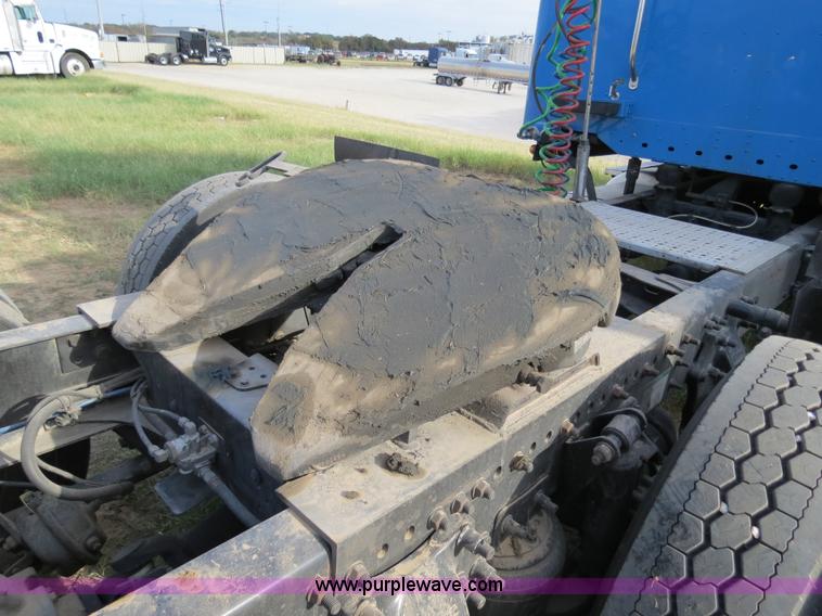 image for item B2498 2003 Freightliner Columbia semi truck