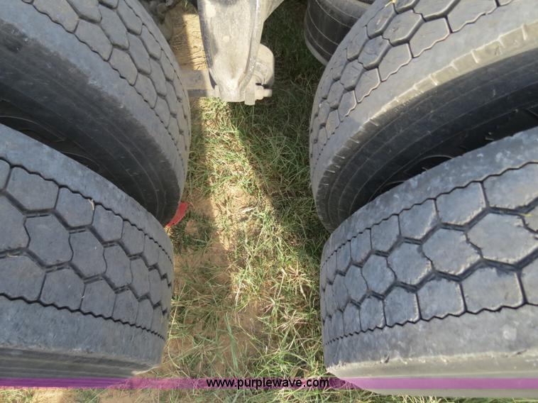 image for item B2498 2003 Freightliner Columbia semi truck