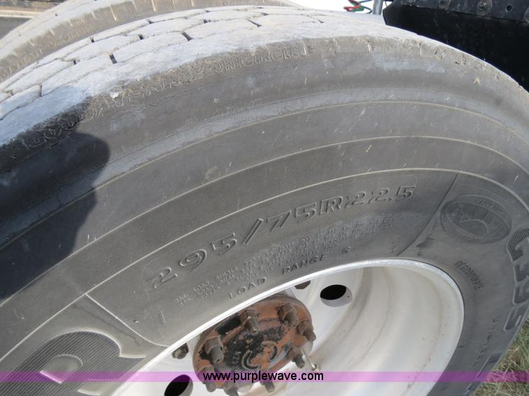 image for item B2498 2003 Freightliner Columbia semi truck