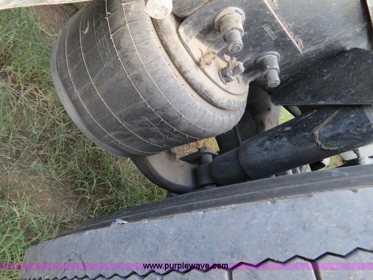 image for item B2498 2003 Freightliner Columbia semi truck