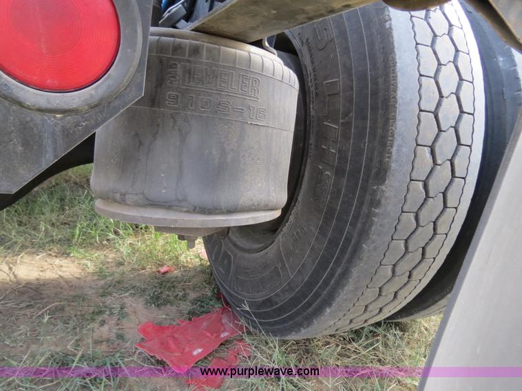 image for item B2498 2003 Freightliner Columbia semi truck