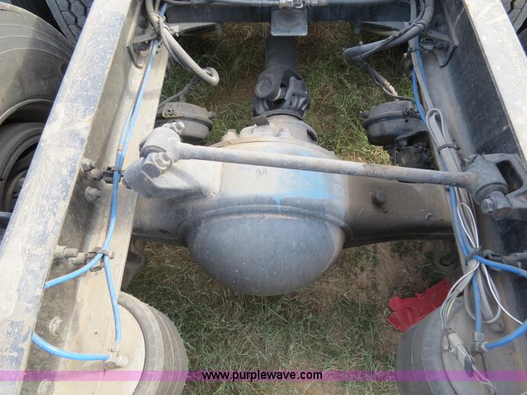 image for item B2498 2003 Freightliner Columbia semi truck