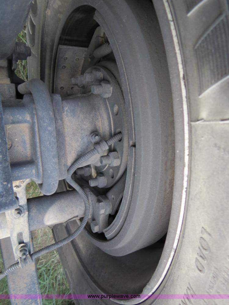 image for item B2498 2003 Freightliner Columbia semi truck