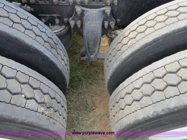 image for item B2498 2003 Freightliner Columbia semi truck