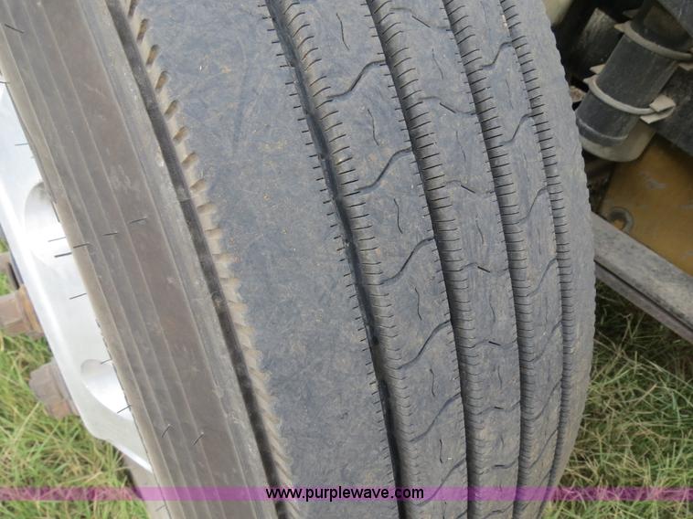 image for item B2498 2003 Freightliner Columbia semi truck