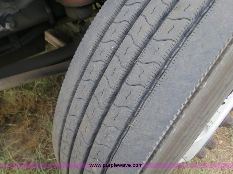 image for item B2498 2003 Freightliner Columbia semi truck