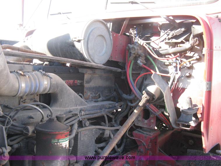 image for item B8256 1996 Freightliner FLD120 semi truck