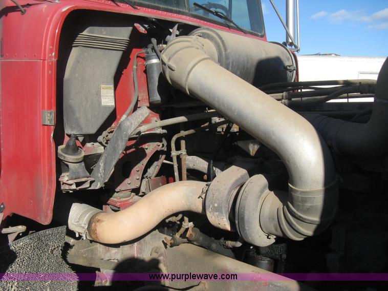 image for item B8256 1996 Freightliner FLD120 semi truck