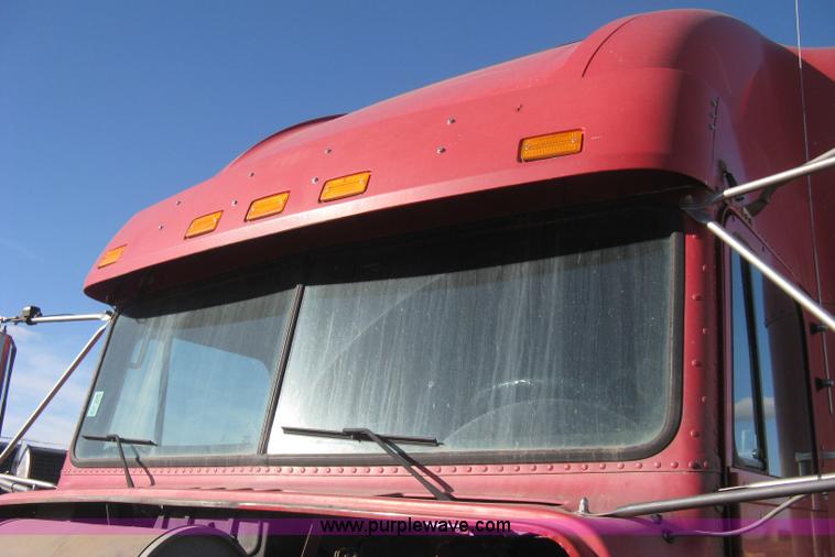 image for item B8256 1996 Freightliner FLD120 semi truck