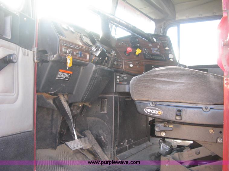 image for item B8256 1996 Freightliner FLD120 semi truck