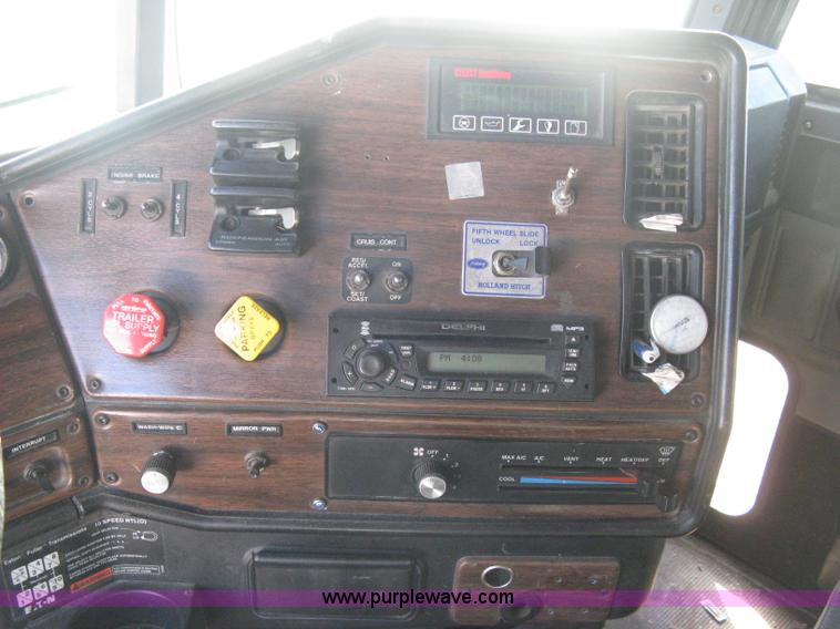 image for item B8256 1996 Freightliner FLD120 semi truck