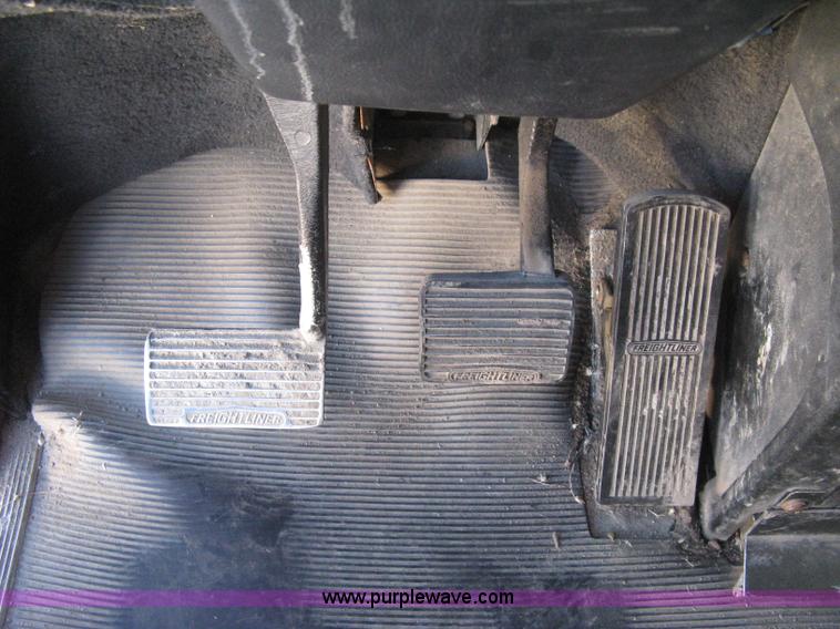 image for item B8256 1996 Freightliner FLD120 semi truck