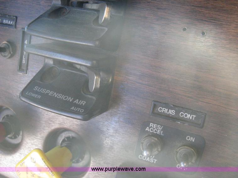 image for item B8256 1996 Freightliner FLD120 semi truck