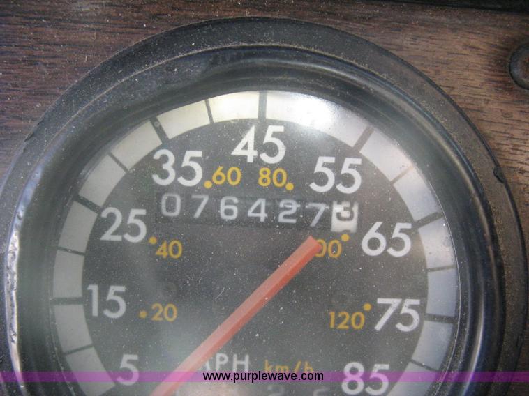 image for item B8256 1996 Freightliner FLD120 semi truck