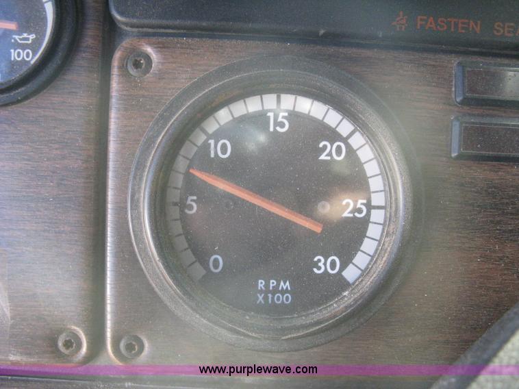 image for item B8256 1996 Freightliner FLD120 semi truck