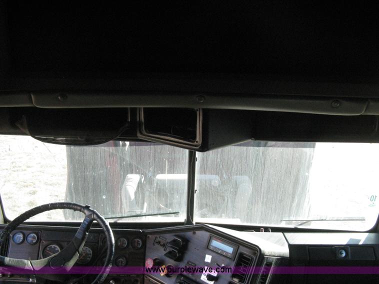 image for item B8256 1996 Freightliner FLD120 semi truck