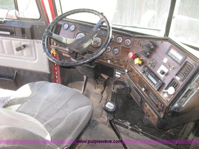 image for item B8256 1996 Freightliner FLD120 semi truck